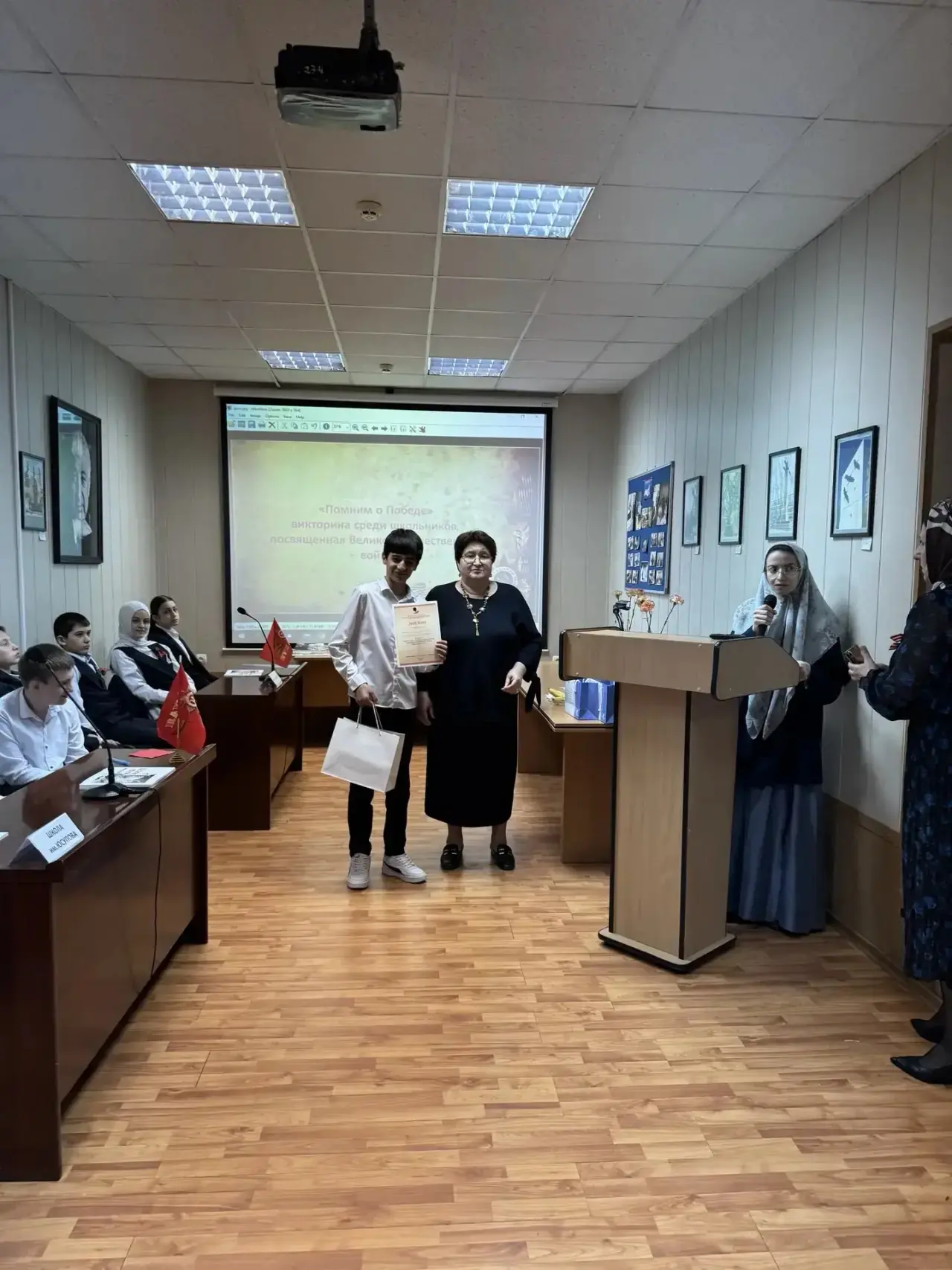 😊Знаете, бывают дни, когда улыбка не сходит с лица. Сегодня — именно такой.  Поздравляем учителя ист