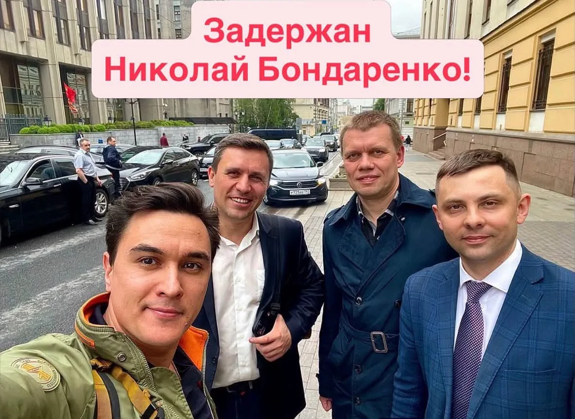 Примечательная фотография обнаружилась у комми Владислава Жуковского времён начала СВО.