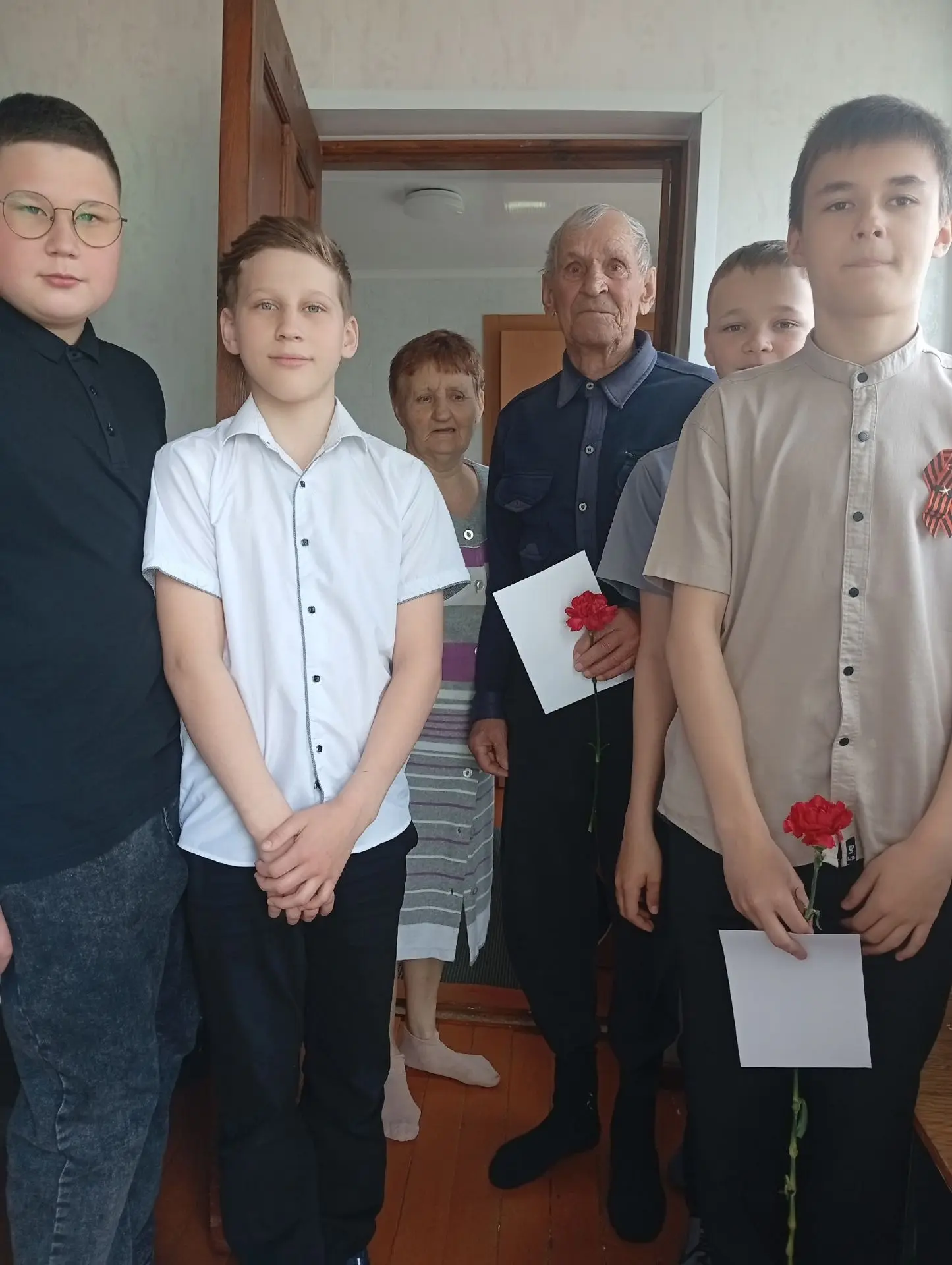 🎖️ Школьники поздравляют «детей войны» с наступающим Днём Победы!!!!