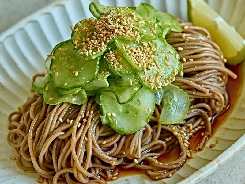 Гречневая лапша соба с огурцом и кунжутным маслом (Ои чамгирым куксу) - легкое, освежаю...