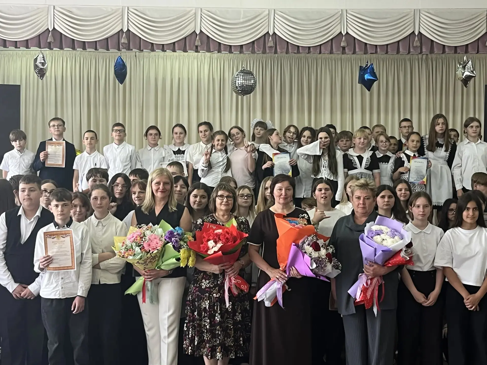 🎉Праздник успеха и благодарности: в школе прошли итоговые линейки, посвященные окончан...