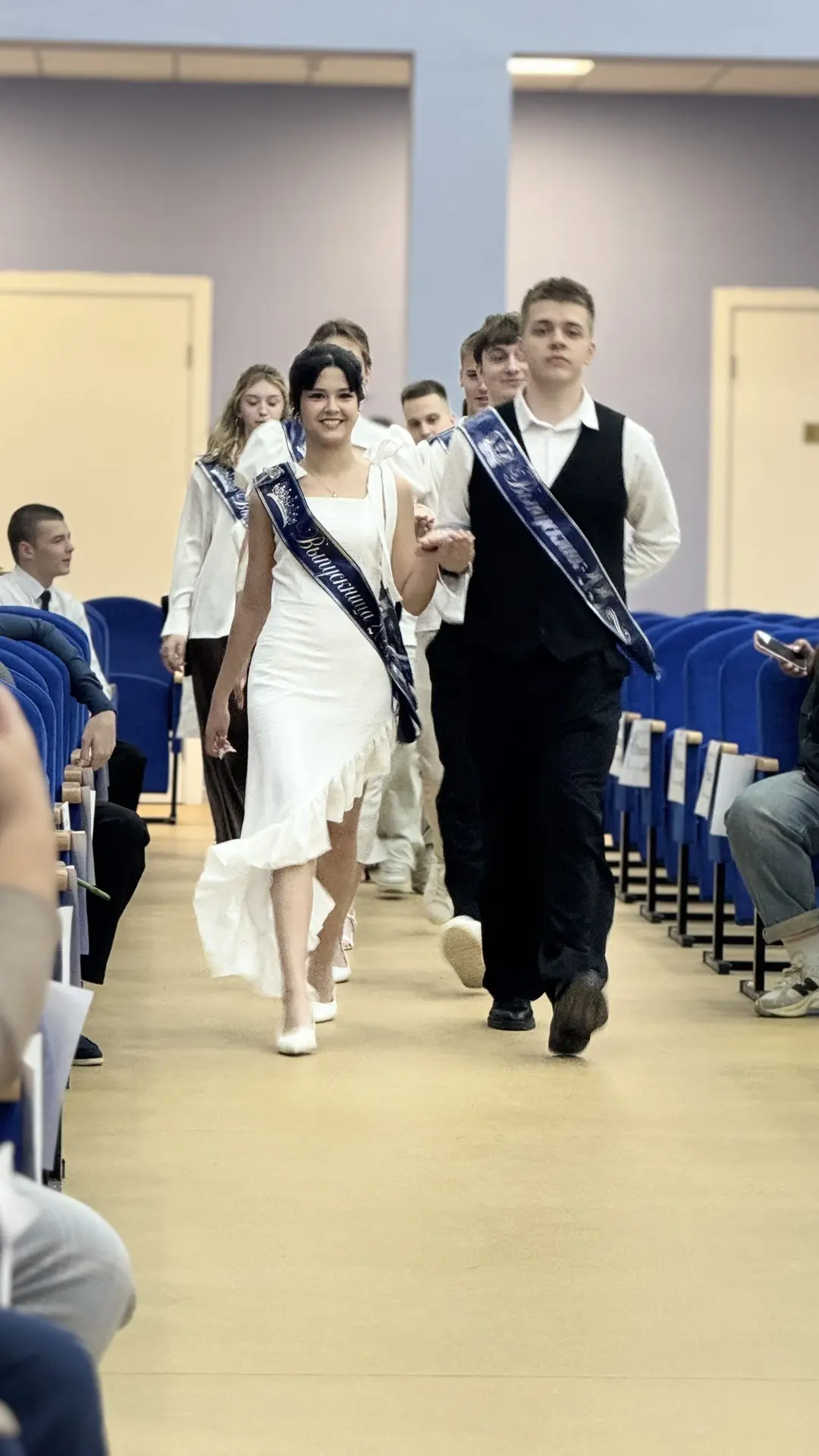 ПОСЛЕДНИЙ ЗВОНОК В ТРЕТЬЕМ КОРПУСЕ: ПРОЩАНИЕ С ДЕТСТВОМ — 11 КЛАСС 🎓✨  Сегодня прозвенел последний з