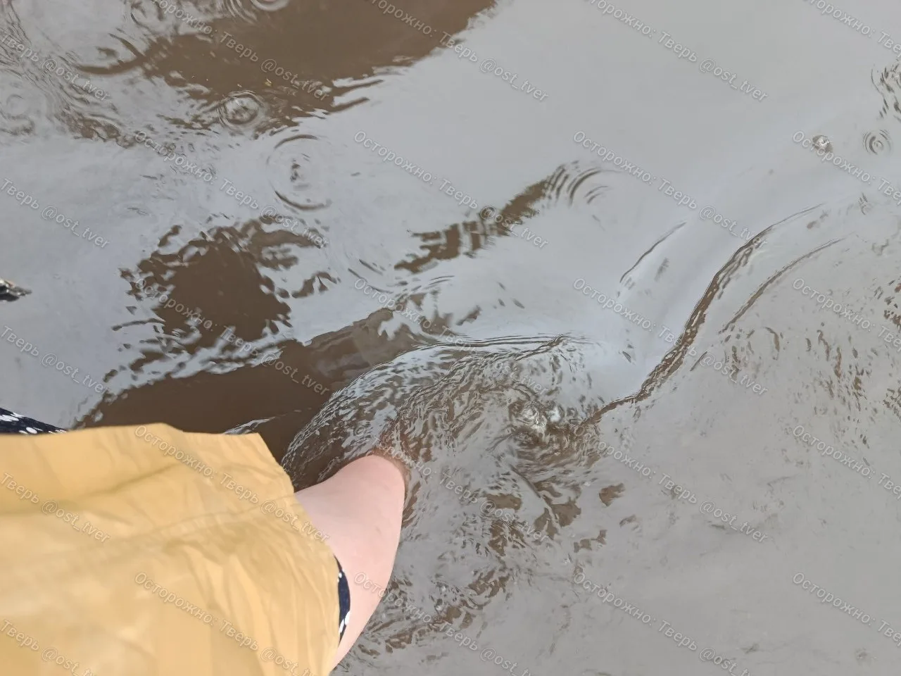 🌧 Тверь. Проспект Победы ушел под воду из-за дождя.
 
Потоп случился рядом с остановкой "Бассейн Ра