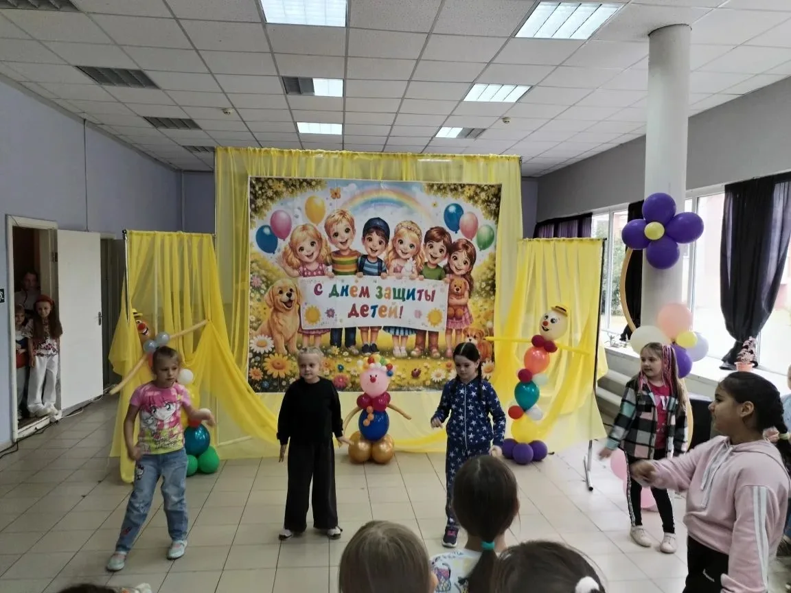 Праздник Детства

Детство- это прекрасная пора, когда солнце кажется большим, ярче светят звёзды. Се