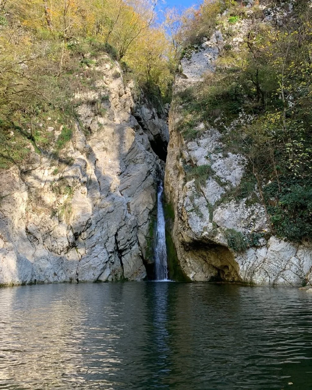 Агурские водопады — одно из самых живописных мест Сочи, где шум горной реки Агуры сливается с тишино