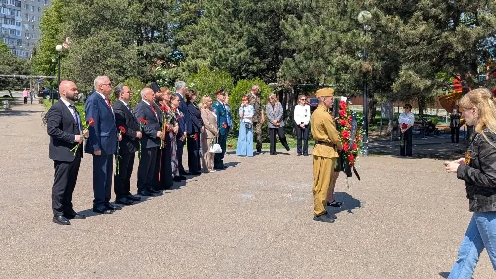 📅 9 мая в сквере Восток у памятника героям, освобождавшим и защищавшим наш город Азов в 1943 году от