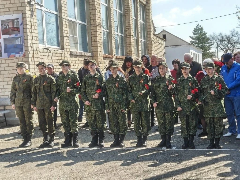 В память об участнике СВО Алексее Клочкове в школе села Малые Ягуры открыта мемориальная доска   В ц