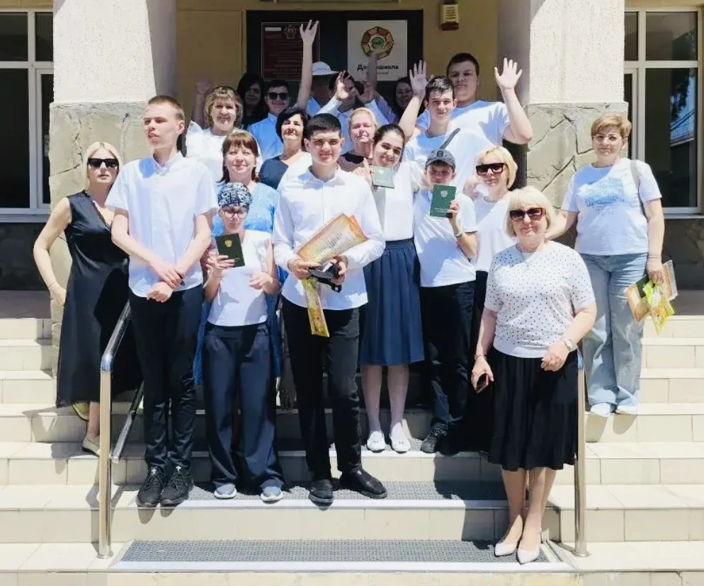Поздравляем выпускников 9А класса! Пусть все двери будут открыты, а доброта и упорство станут вашими