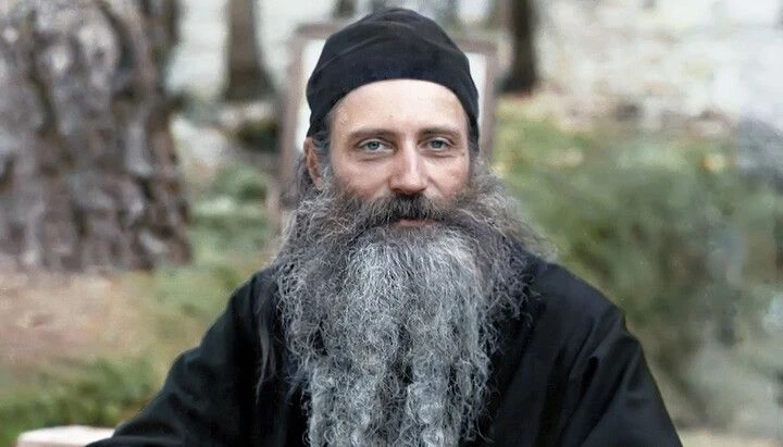 📚Цитата дня

В наши дни христианином вполсилы быть невозможно: либо полностью, либо никак.
Иеромона