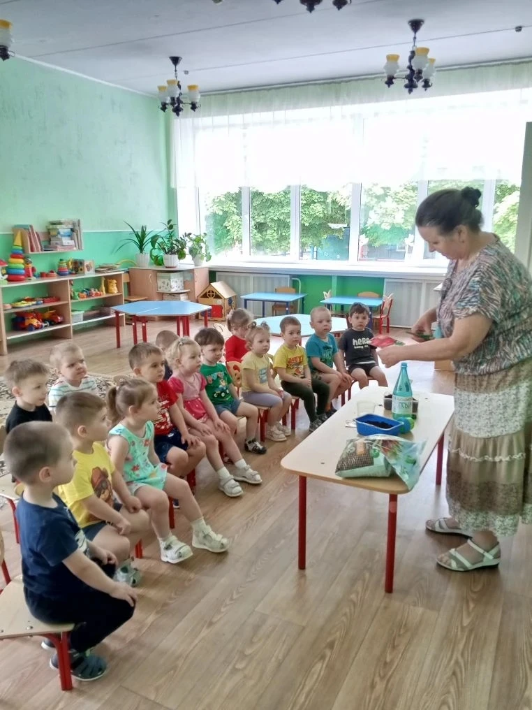 Весна - прекрасное время года, когда цветут сады, распускаются листья на деревьях, сажа...