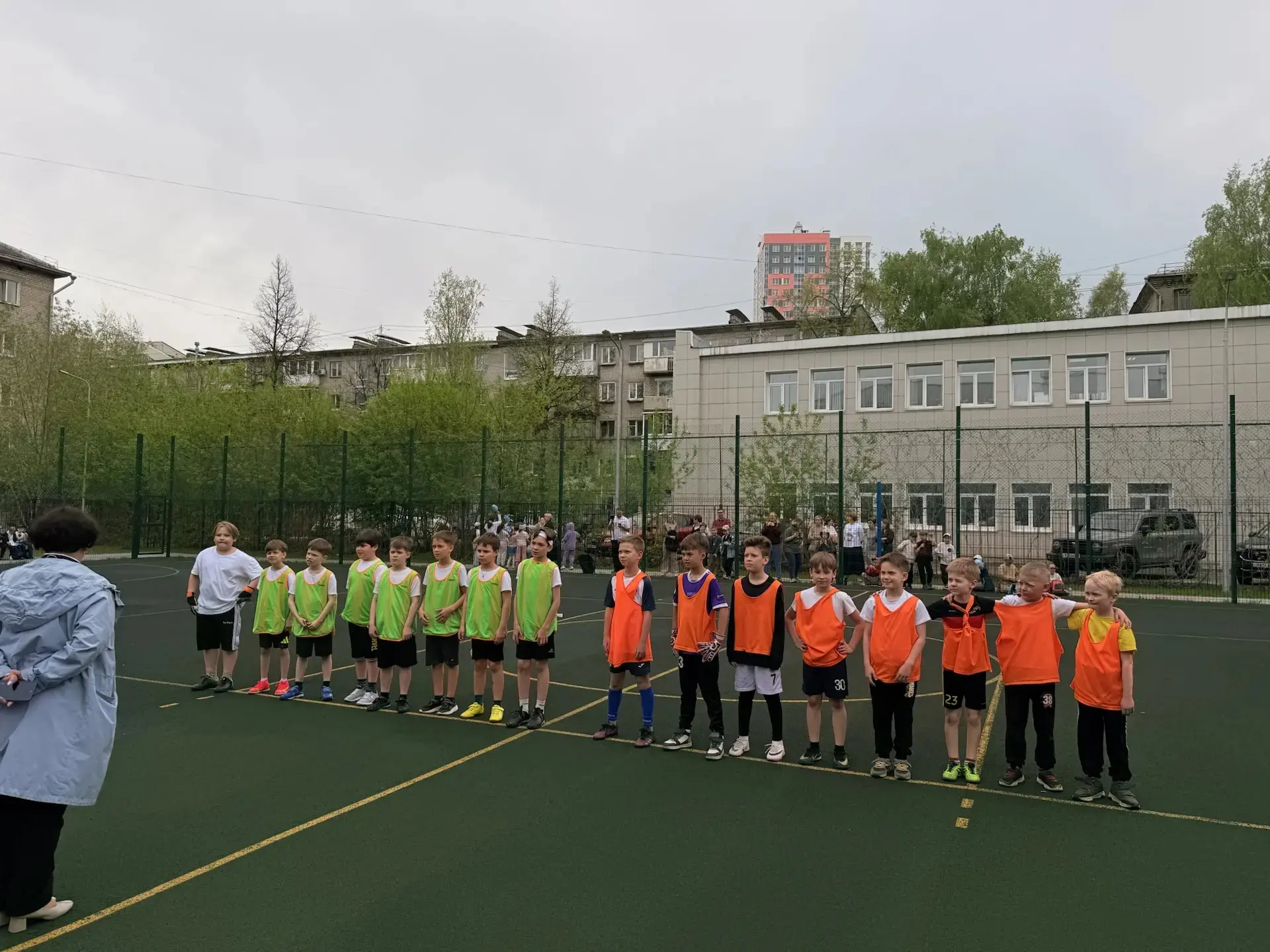 ⚽Товарищеская встреча Фотоника-Светоника  Сегодня на школьной спортивной площадке прошёл товарищески