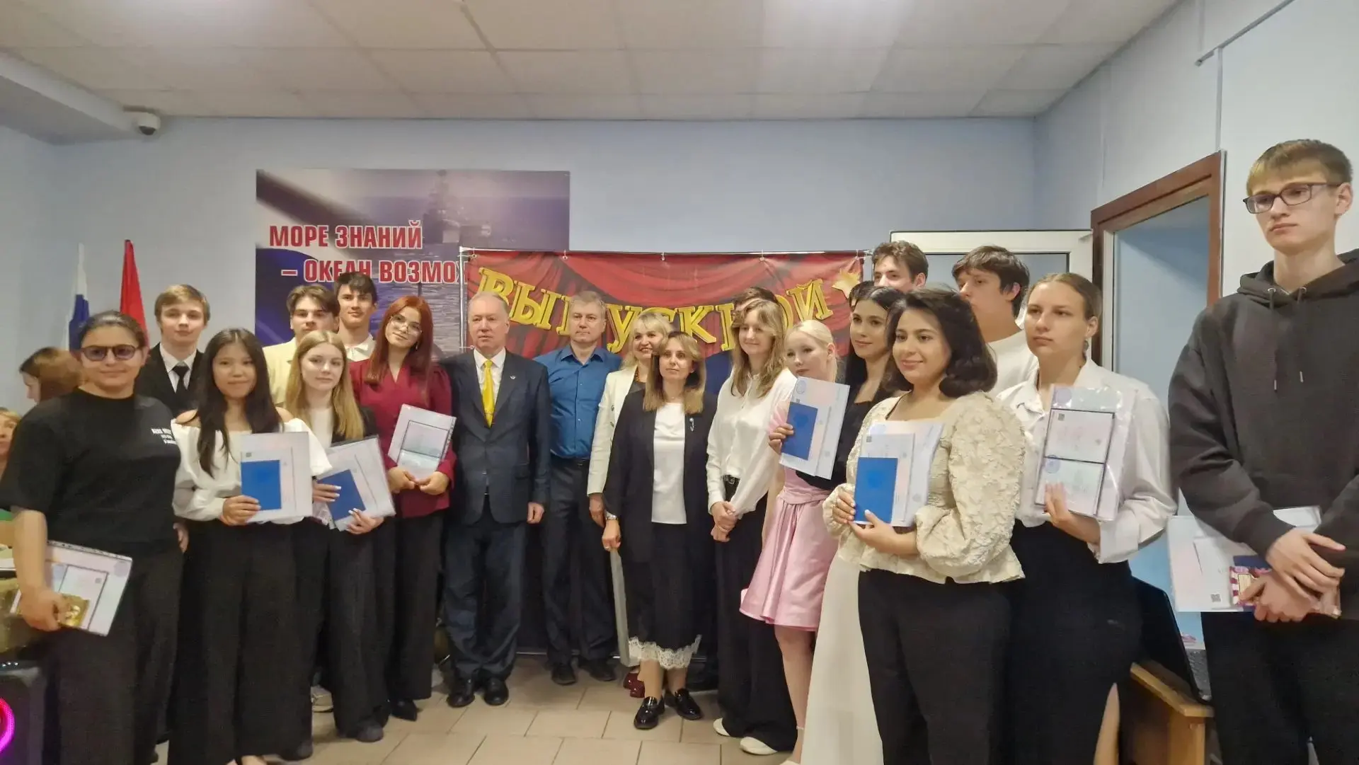 📜 Аттестаты в руках, мечты в сердце!

24 июня для учеников 11А класса ГБОУ СОШ №516 настал тот самы