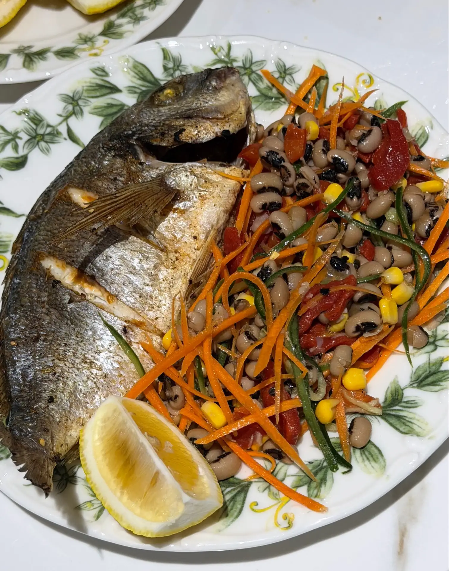 Сегодня на ужин у нас была рыбка с салатиком 🐟🥗