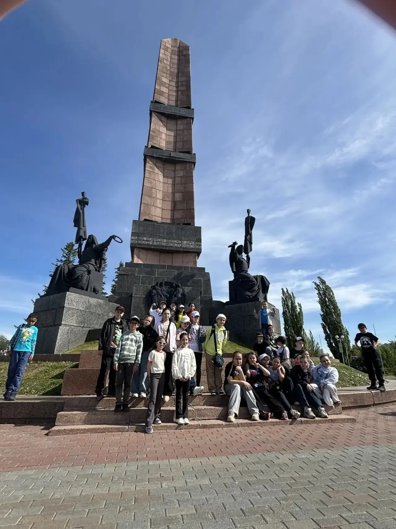 14 мая обучающиеся 3Б и 4Д классов совершили увлекательное путешествие по историческому центру Уфы. 