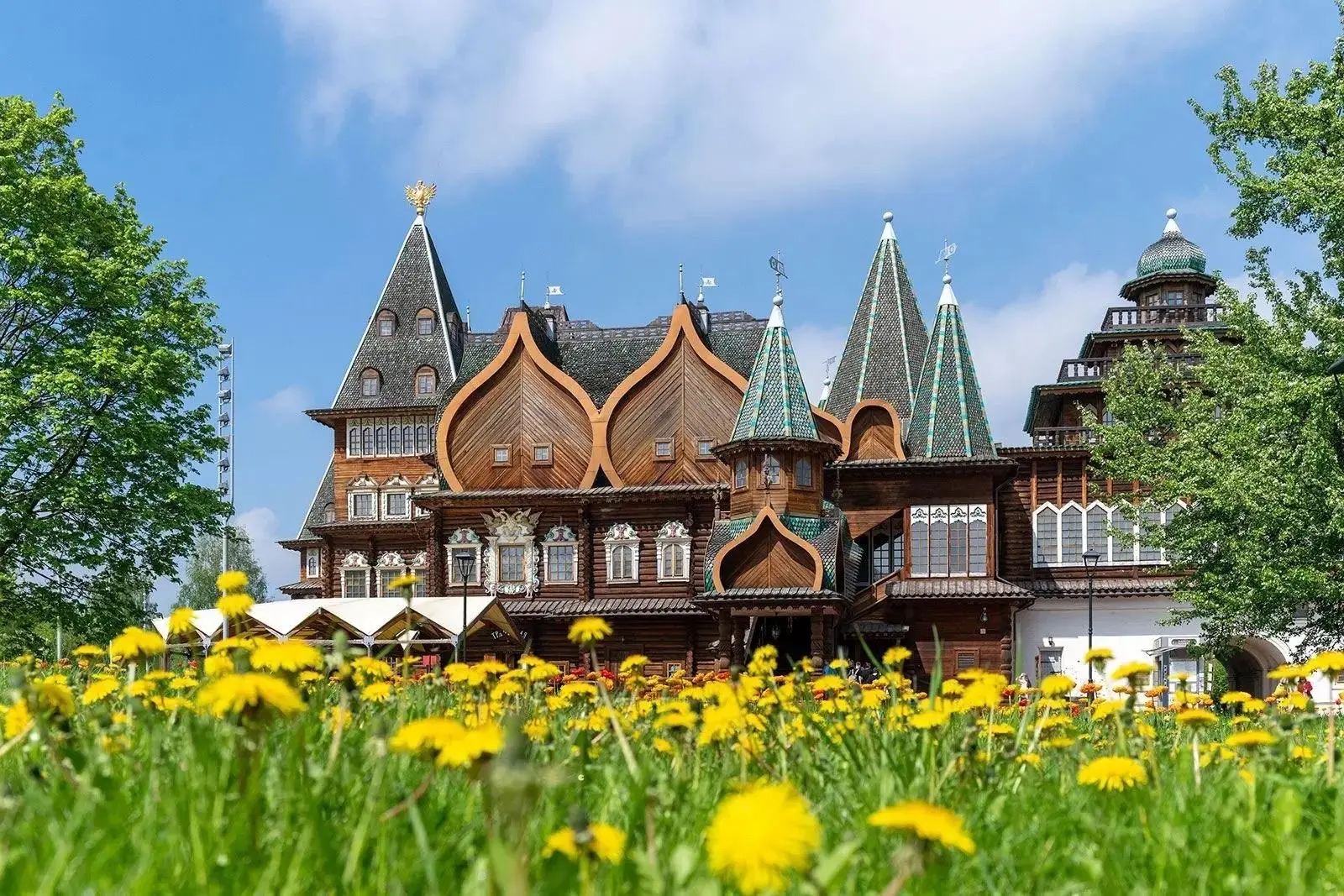 🏛 В парке Коломенское, среди вековых деревьев, вознесся деревянный терем - точная копия царской рез