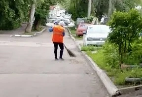 🧹Утренняя уборка придомовой территории и покос травы по адресам: