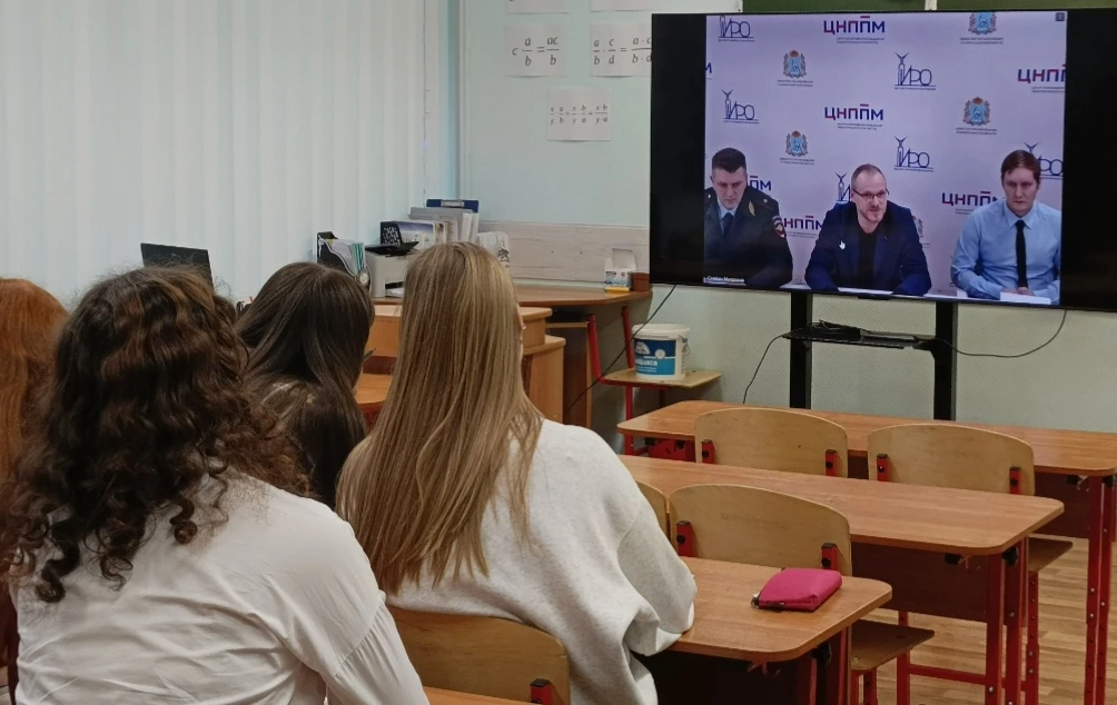 12 декабря - день Конституции РФ. В этот день ученицы 9г класса вместе с другими старшеклассниками н