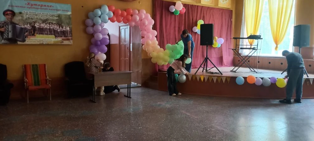 Активисты творческих коллективов Богураевского СДК приняли участие в украшении зала к Д...