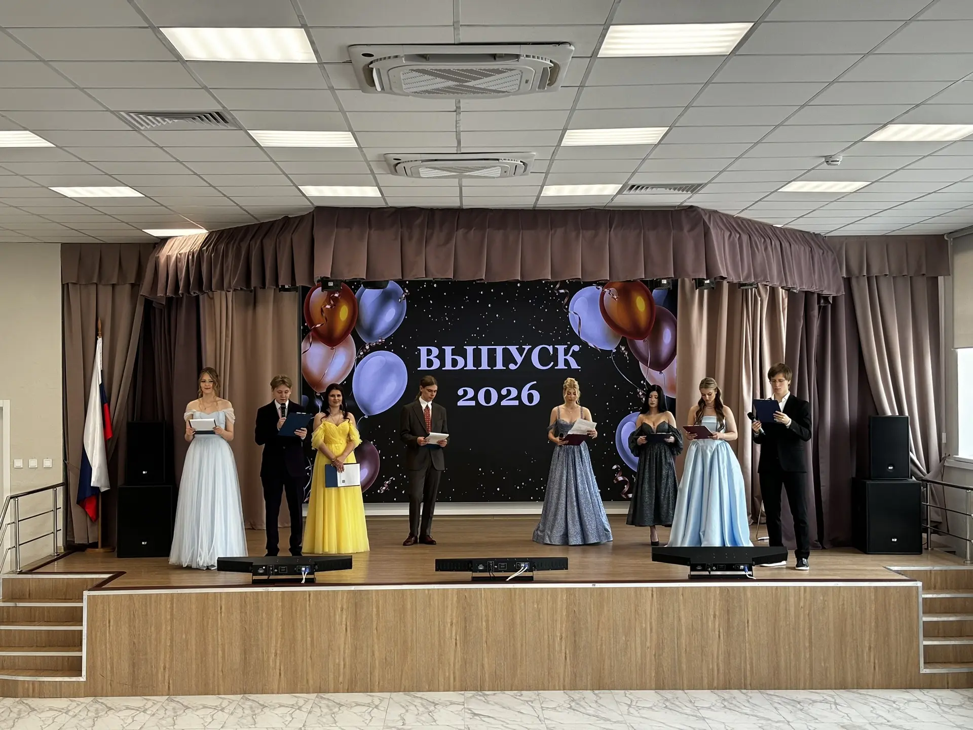 🔔 В ДОБРЫЙ ПУТЬ, ВЫПУСКНИКИ!

🤩 Ежегодно общегородской выпускной становится ярким событием, которо