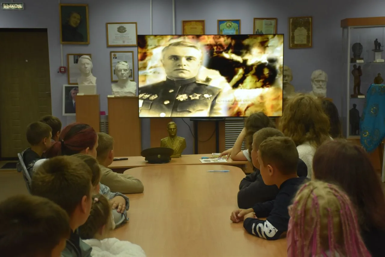 Сотрудники Бутурлинского историко-краеведческого музея провели для участников прогулочн...