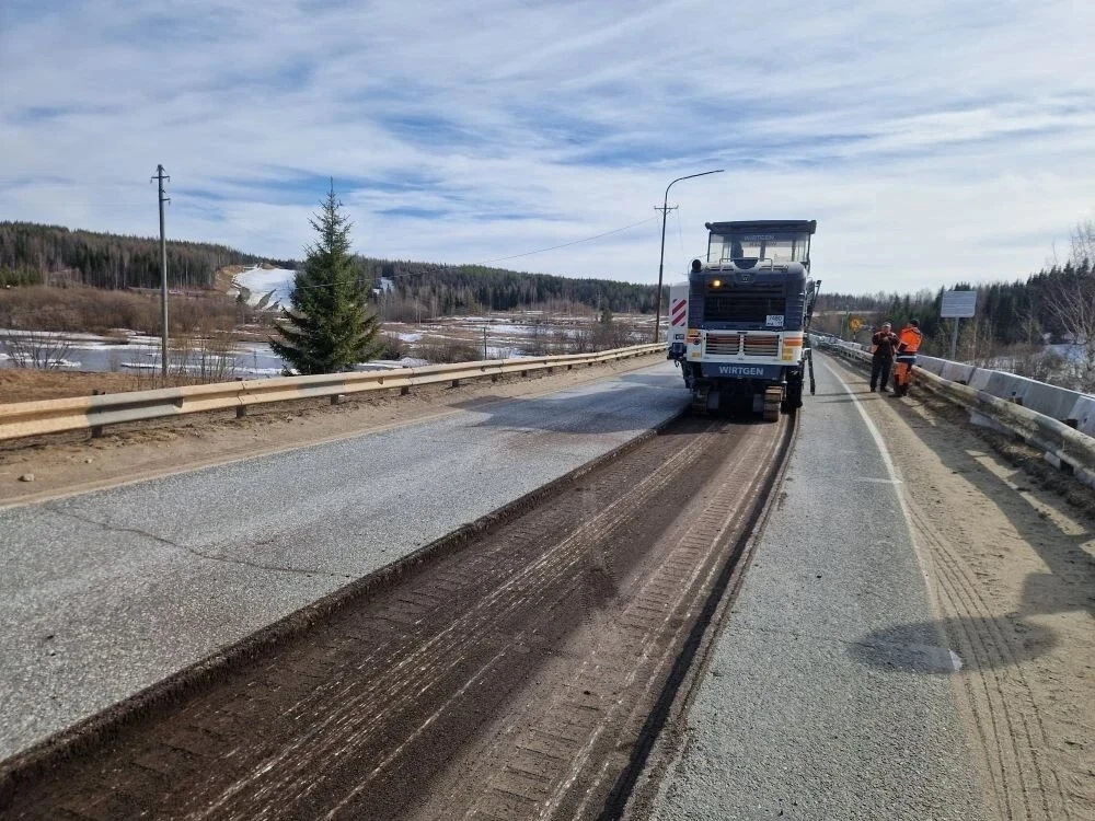 Стартовали работы по ремонту моста через Ухту.  Сегодня начались работы по фрезерованию асфальтобето