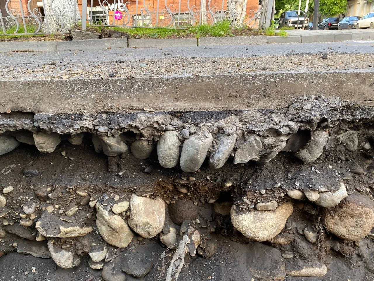 Под асфальтом на улице Миллера обнаружили старую мостовую

На улице Миллера во Владикавказе продолжа