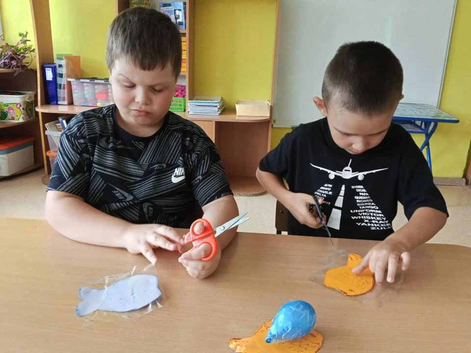 На занятиях кружка «Волшебный сундучок» ребята с увлечением создавали игрушку-антистресс.
