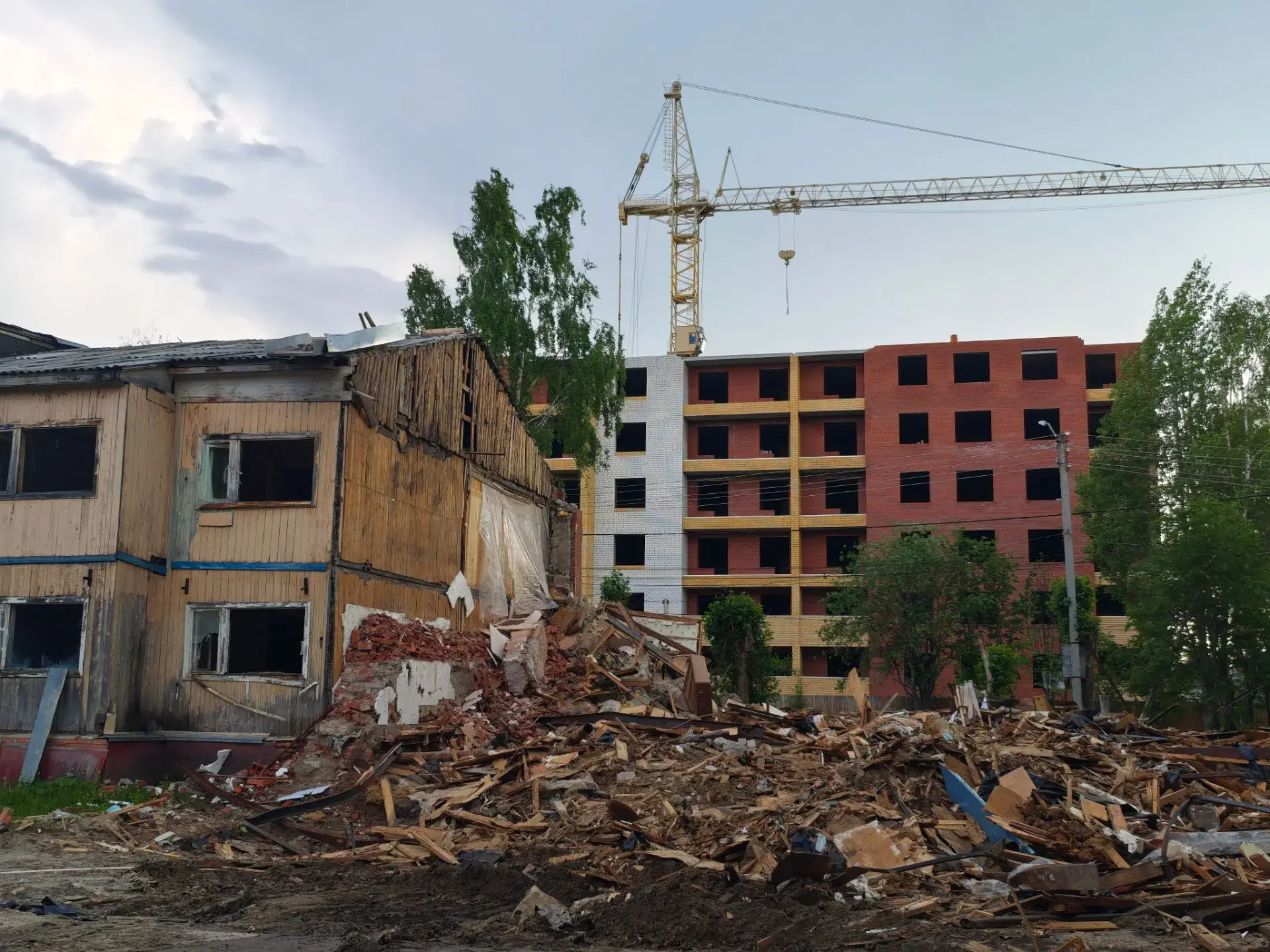 🚜 Прощай, старый дом! В Югорске продолжается снос аварийного жилья.

Под снос пошёл дом №58 на улиц