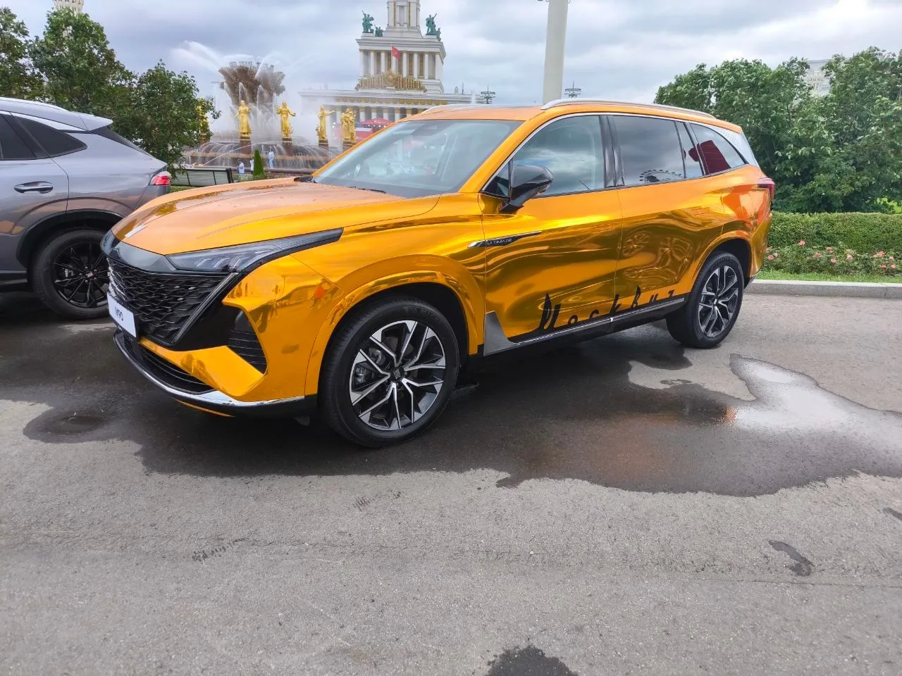 Соскучились по безвкусию? Вам на стенд Москвича.