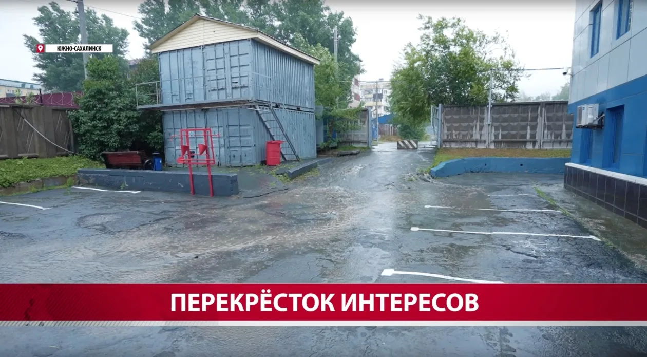 В Южно-Сахалинске гаражный кооператив перекрыл единственный въезд в телекомпанию АСТВ