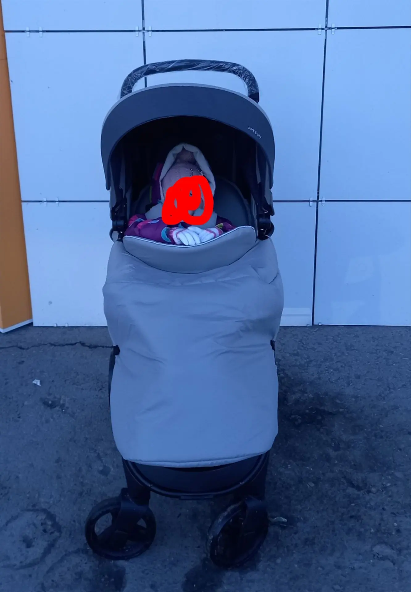 Здравствуйте. Продам коляску в хорошем состояние за 2500 покупала 1,5 года назад за 980...
