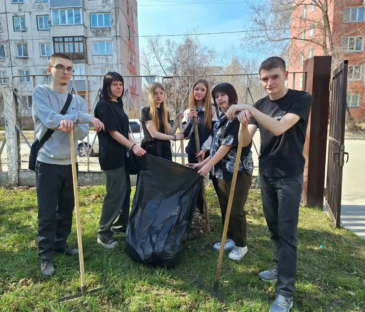 🌿🐝Весна начинается здесь: месячник  благоустройства в нашем колледже продолжается…  ➡️Еще в начале а