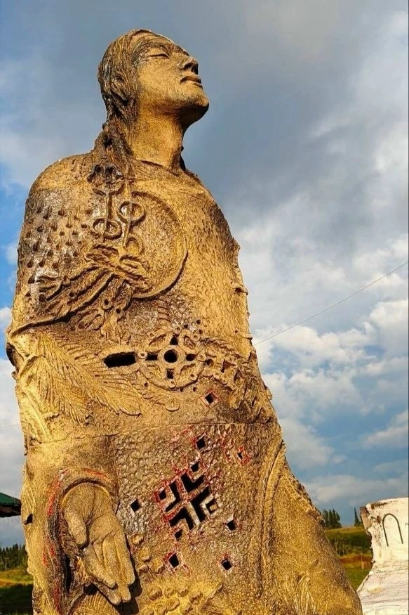 🗿 На Лунежских горах под Полазной появился Хранитель Горы — необычная скульптура, созд...