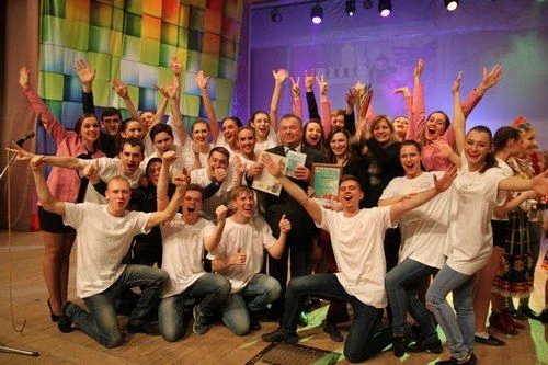 Давайте вспомним, каким был наш ОмГУПС 10 лет назад! 👀  Пока в сети тренд на ностальгию по 2016-му, 