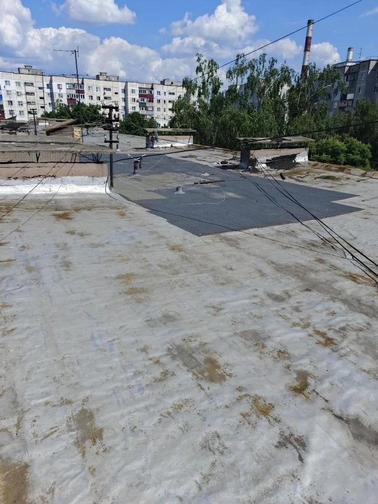 🏠Продолжаются работы по капитальному ремонту крыши МКД по адресу: г. Курск, ул. Широкая, д.3. В нас