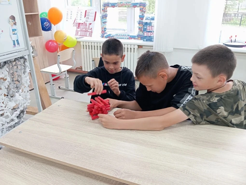 Один день без экранов 🎲

Вчера в лагере царил особенный шум — не от музыки или беготни, а от дружно