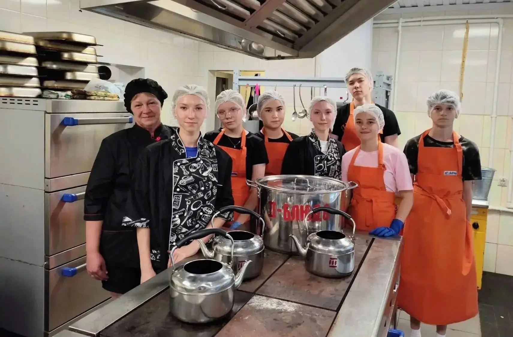 ✨ Молодёжный клуб Кадрового центра Одесского района накрыл поляну в детском лагере Омской области 🥙