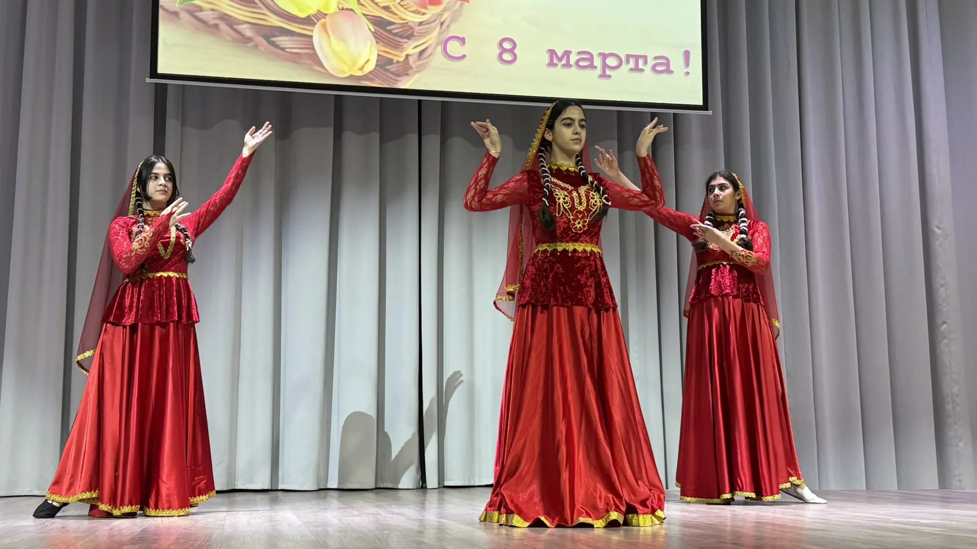🌷✨ Праздничный концерт к 8 Марта ✨🌷  Сегодня на Поэтическом бульваре в нашей школе прошёл праздничны
