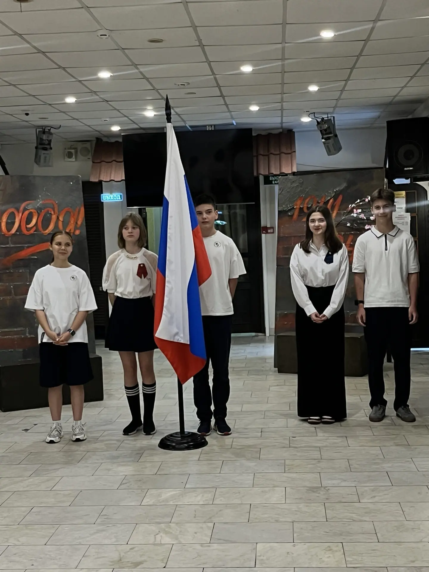 🇷🇺 Новая неделя начинается с флага  Утро понедельника в нашей школе традиционно началось с торжестве