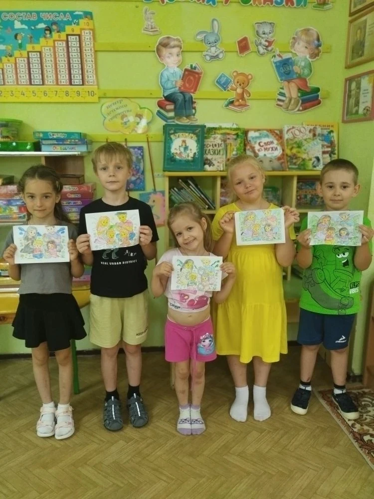 Сегодня в нашей старшей группе царит особенная атмосфера творчества! В День семьи, любви и верности 