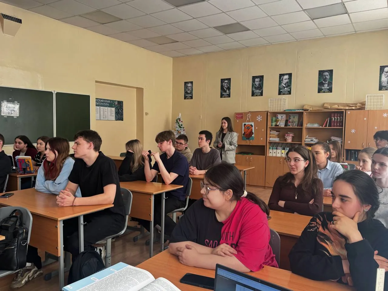 Профориентация в действии: 11 «Б» погрузился в мир таможенного дела!  🛃 18 марта для учеников 11 «Б»