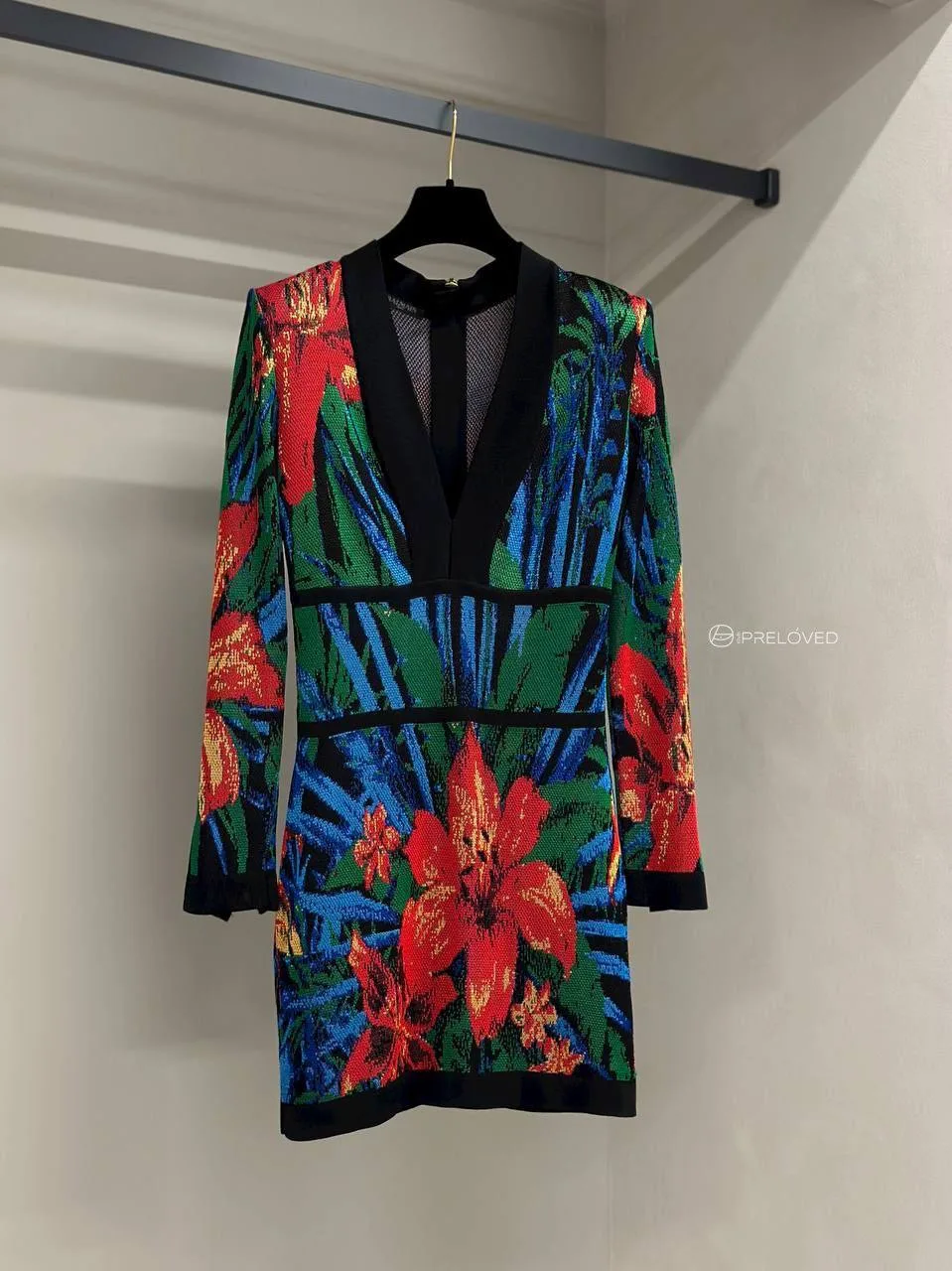 Шикарное вискозное платье Balmain, маркировка 38. Идеальное состояние, есть микро нюанс.