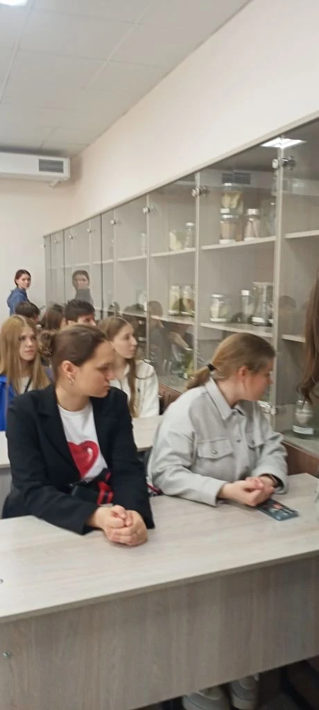 🔬4-го марта учащиеся 10А и 10Б класса вместе с классными руководителями Квочкиной М.М. и Маенгард Т.