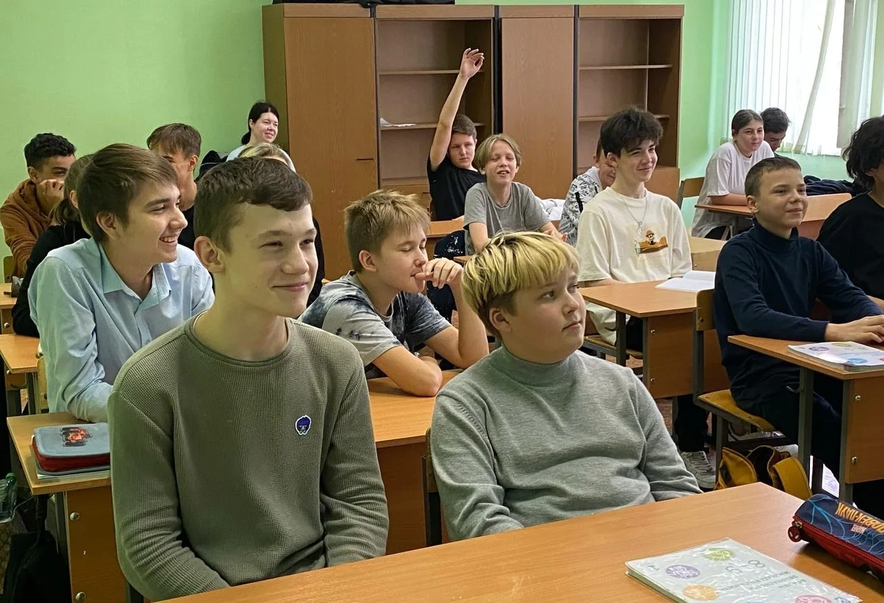 📚 Школьники начнут обучаться по новому образовательному стандарту с 1 сентября 2027 года, сообщил м