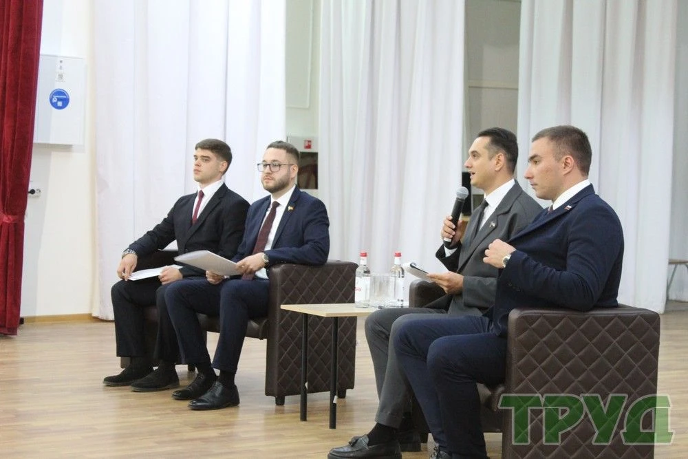 МОЛОДЕЖЬ ДОНА ОБСУЖДАЛА ГРАНТОВУЮ ДЕЯТЕЛЬНОСТЬ В КАМЕНСКЕ