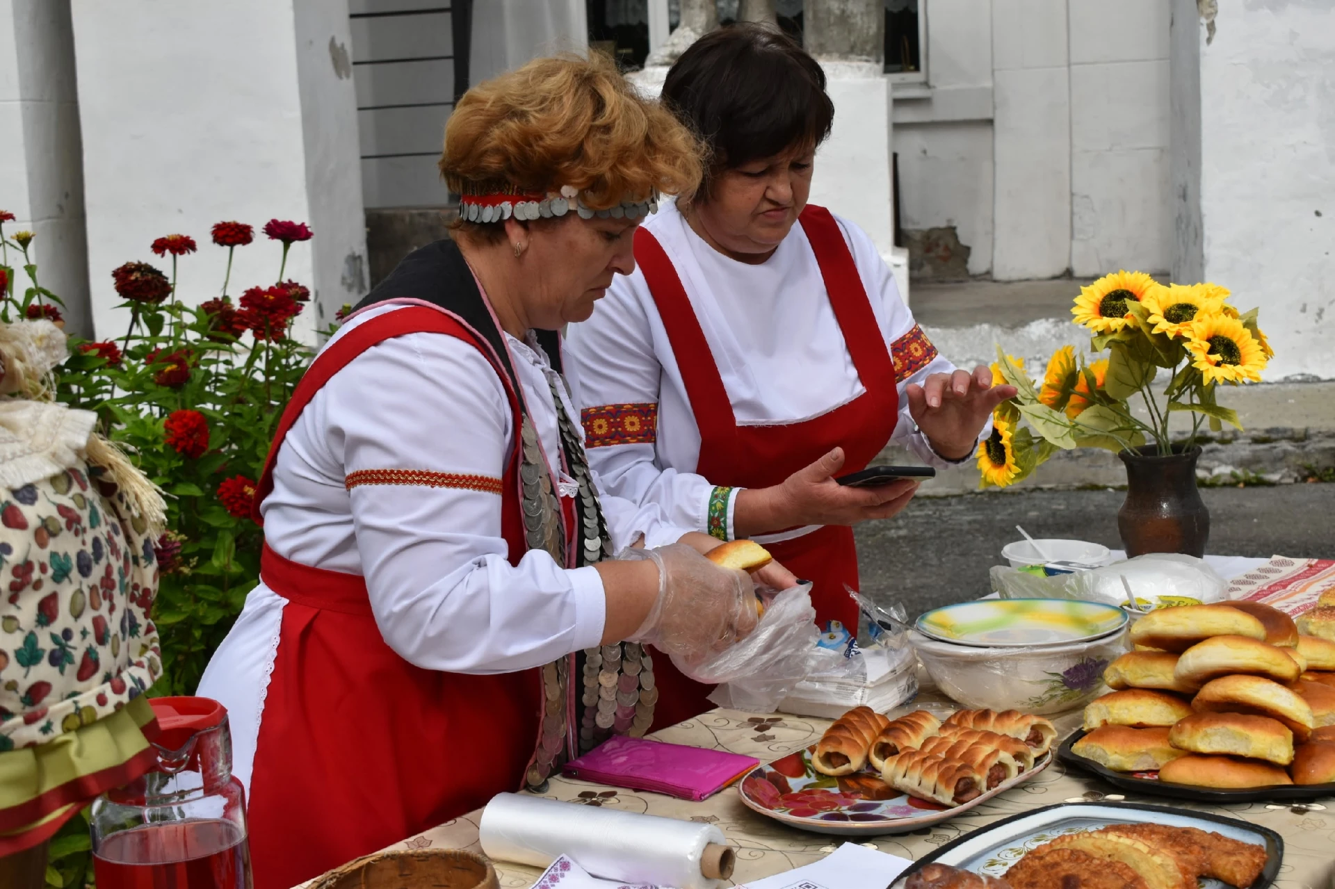 АРОМАТ ЧАЯ, ВКУС МЕДА И ПЕСНИ РАЗНЫХ НАРОДОВ: КАК ПРОШЕЛ ДЕНЬ НАРОДОВ СРЕДНЕГО УРАЛА