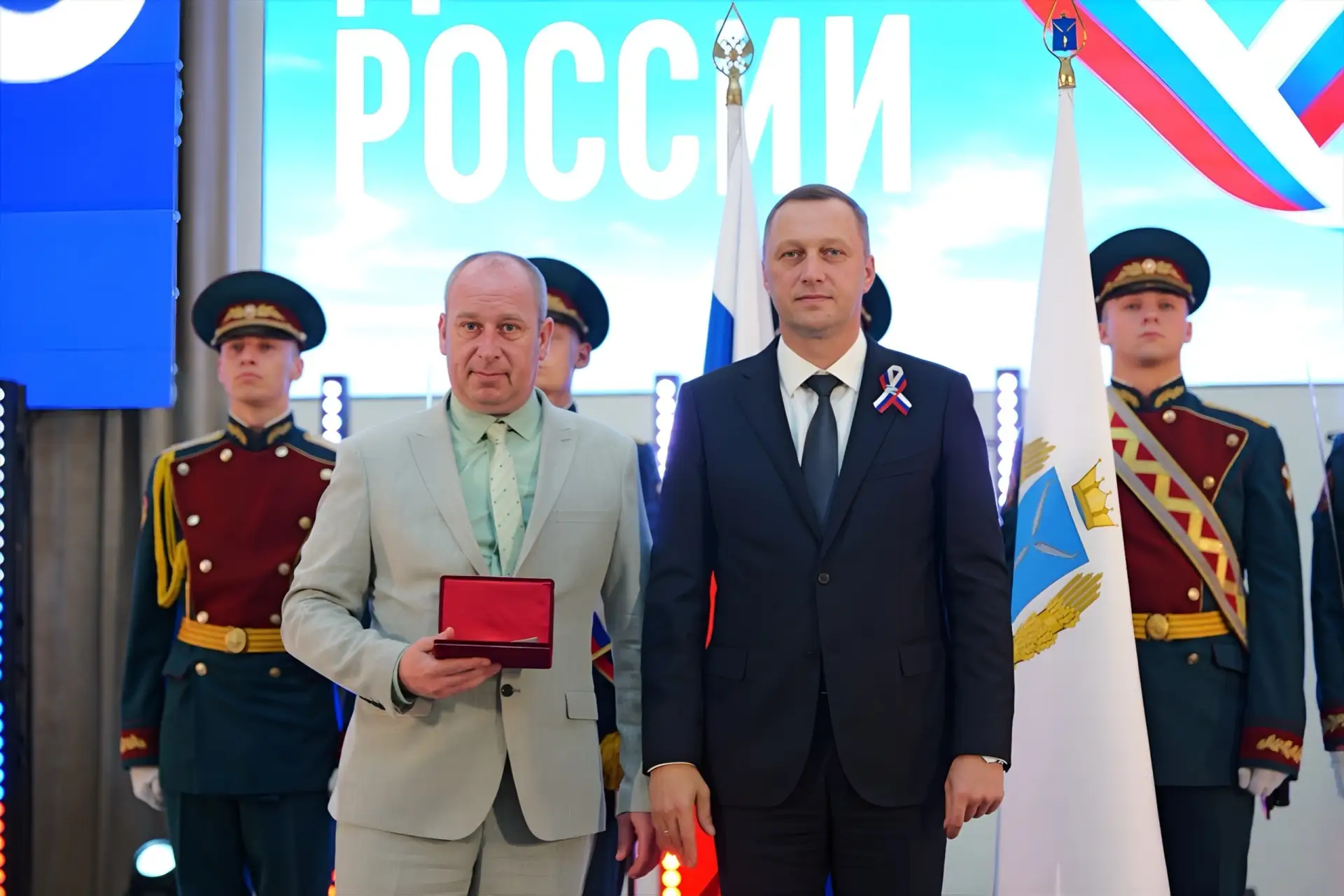 Балаковцу вручили медаль ордена «За заслуги перед Отечеством».

Согласно Указу Президента Российской