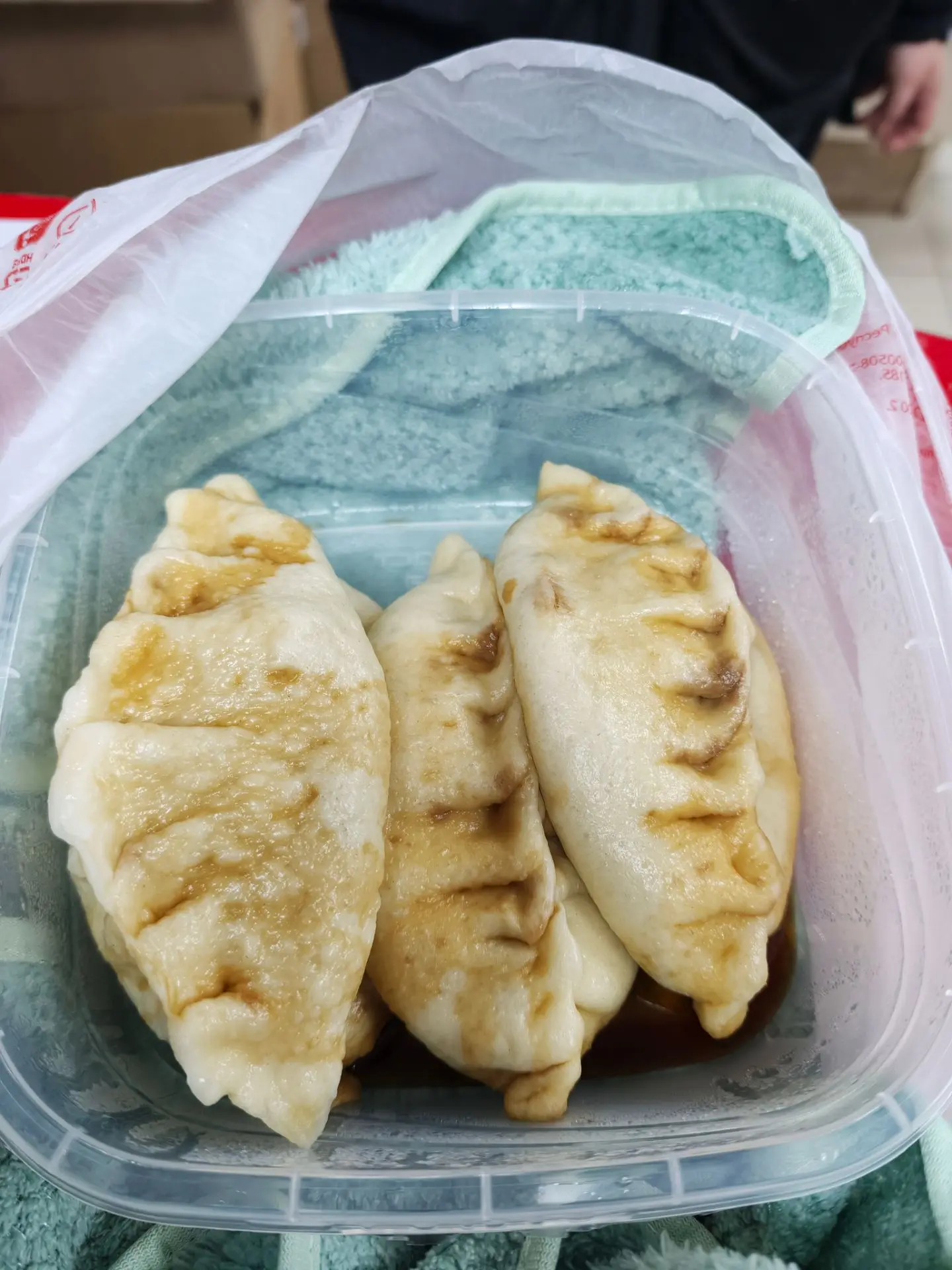 Родственники занимаются изготовлением готовой продукции выпечка, торты и тд.