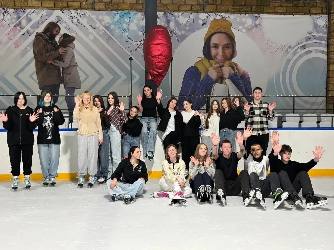 Сегодня студенты  ЮСП 1-25 всей группой посетили каток! ⛸️✨  Это посещение стало заслуженной наградо