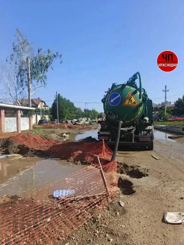 🗨 После ливня в Краснодаре откачивают воду с трёх участков

Работы идут на Ростовском шоссе, в Музы